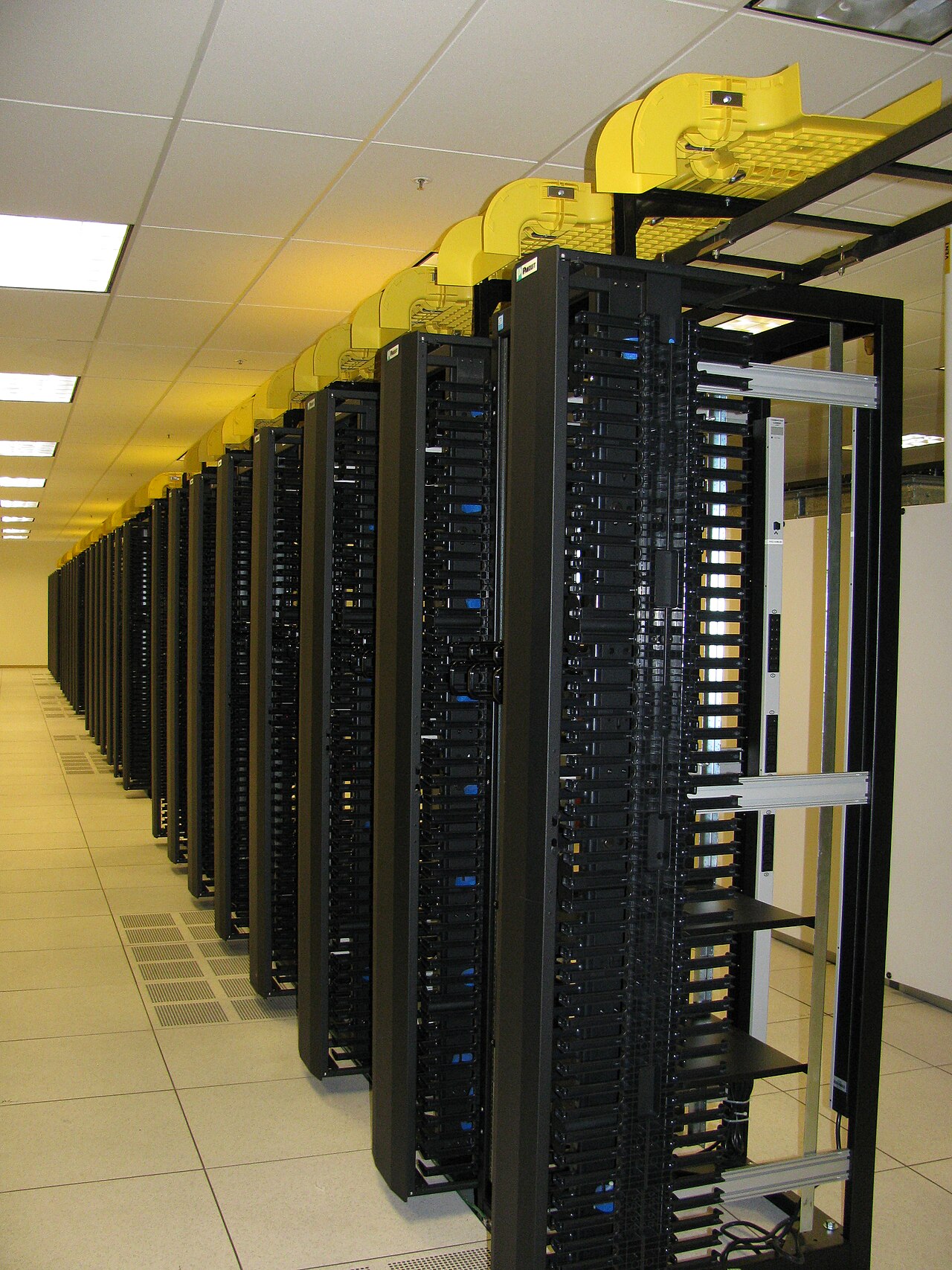 Overhead cable trays in a computing hall